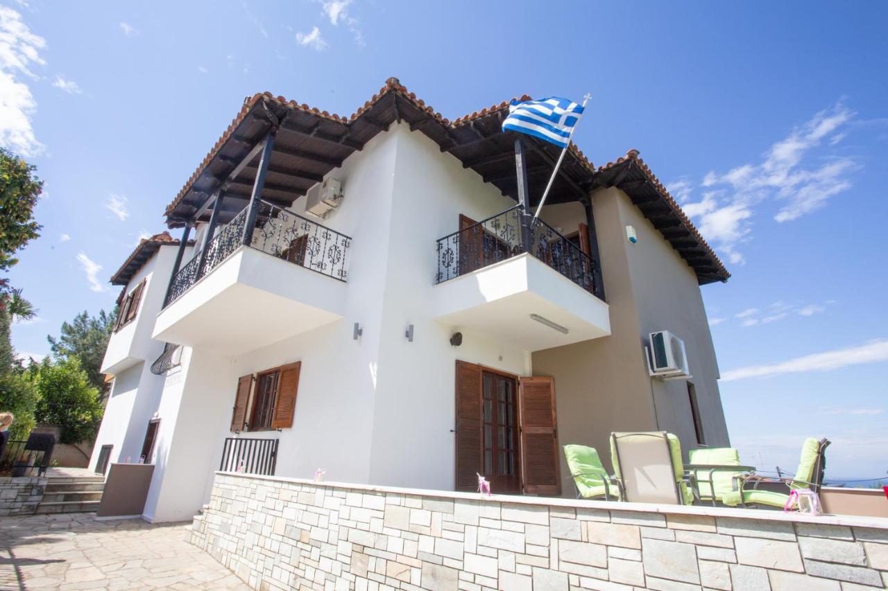 Τraditional Fully Detached Villa On A Luxurious Hillock Of Thessaloniki With Its Own Garden Also For Family & Wedding Gatherings For 10 To 25 People Only 15 Minutes From Airport Экстерьер фото