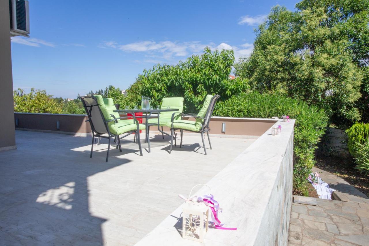 Τraditional Fully Detached Villa On A Luxurious Hillock Of Thessaloniki With Its Own Garden Also For Family & Wedding Gatherings For 10 To 25 People Only 15 Minutes From Airport Экстерьер фото